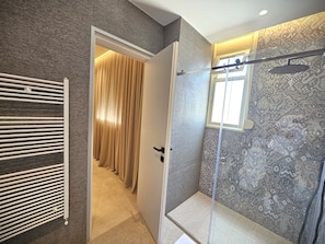 独特顶层房, 海景 | 浴室 | 淋浴设施、免费洗浴用品、吹风机、毛巾