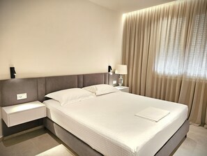 Desk, laptop workspace, soundproofing, free WiFi - La Terrazza Azzurra (Vlore)