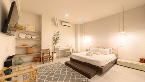 Une chambre moderne comprenant un lit, un bureau, une chaise, des étagères et un téléviseur.