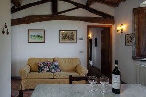 Apartment, 2 Bedrooms, Vineyard View | Living area