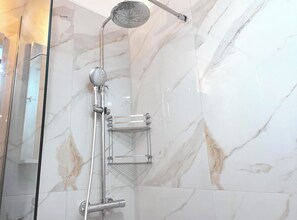 ヘアドライヤー、タオル、石鹸、トイレットペーパー