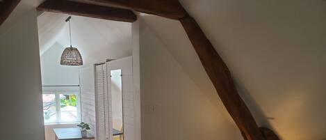 3 habitaciones, tabla de planchar con plancha, wifi y ropa de cama