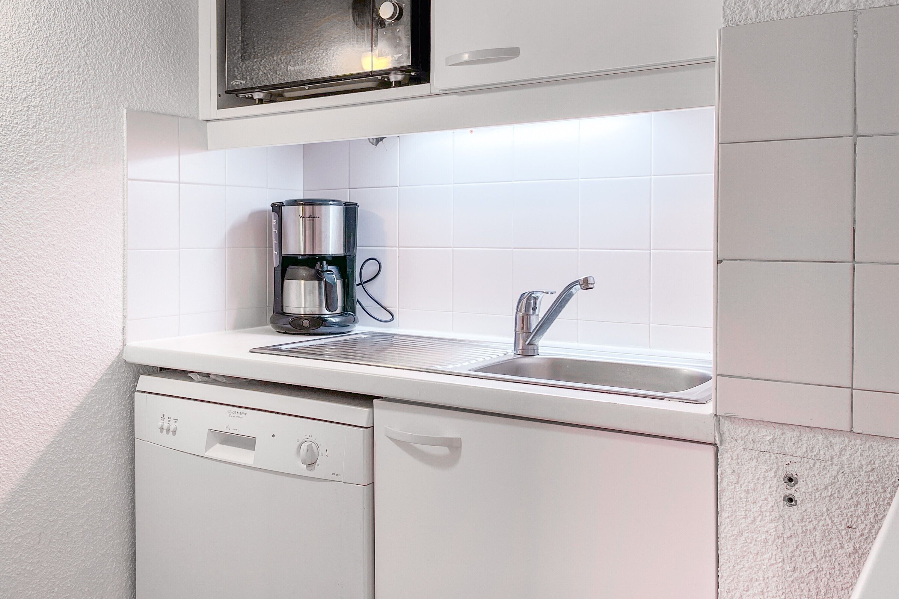 Kjøleskap, mikrobølgeovn, kokeplater og oppvaskmaskin