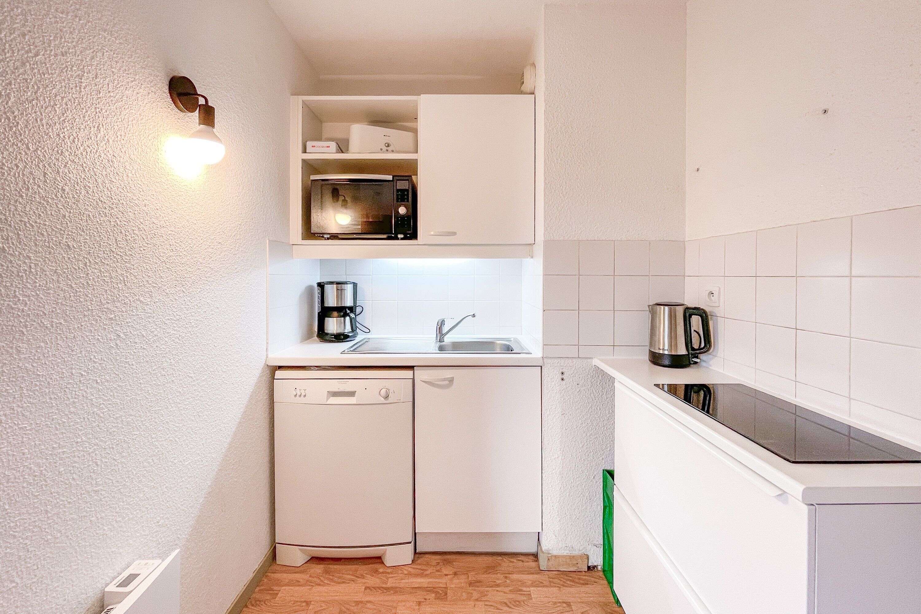 Refrigerador, microondas, placa de cocina, lavavajillas