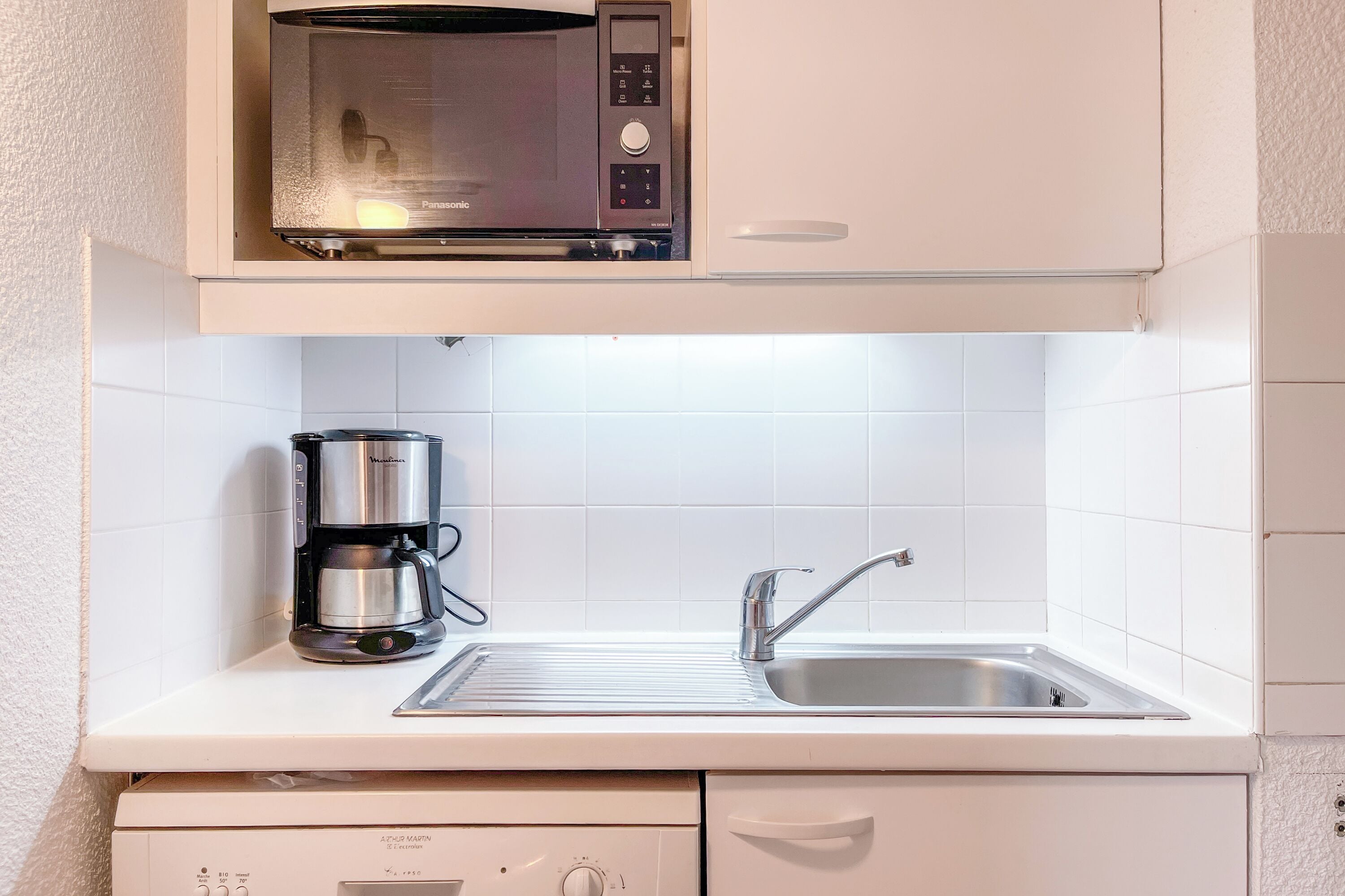 Refrigerador, microondas, placa de cocina, lavavajillas