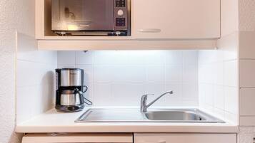 Refrigerador, microondas, placa de cocina, lavavajillas