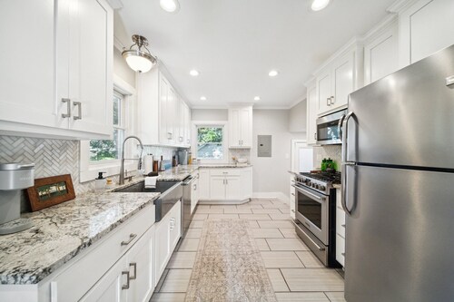 3 bed, office, hot tub, 2 min to Cherry St