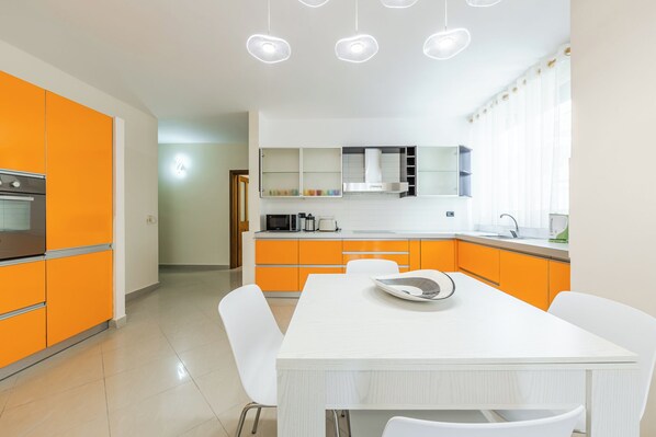 Micro-ondes, four, plaque de cuisson, lave-vaisselle
