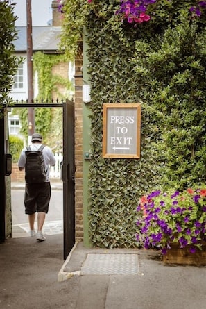 EntrĂ©e de lâhĂ©bergement