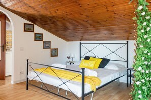 Travel crib, free WiFi