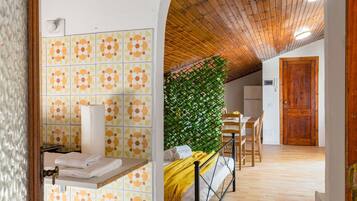 Travel crib, free WiFi
