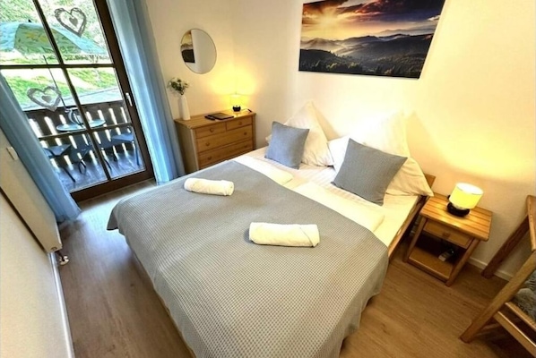 1 dormitorio, tabla de planchar con plancha, wifi y ropa de cama