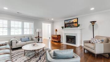 Smart TV, caminetto, studio