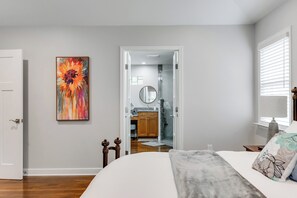 3 chambres, bureau, fer et planche à repasser, lit parapluie