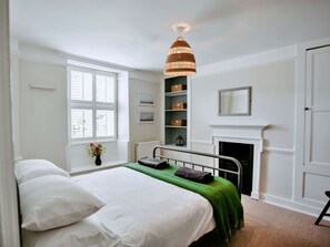 6 bedrooms, travel cot, free WiFi, bed sheets