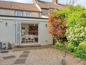 Outdoor dining - Stunning  villa for 5 guests with WIFI and pets allowed (Shepton Mallet)