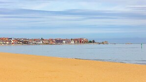 A coastal town with a sandy beach and a row of buildings along the water. - Wonderful  villa for 7 guests with WIFI (Colwyn Bay)