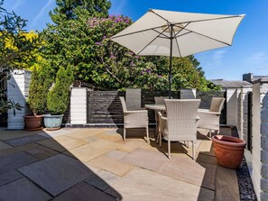 Outdoor dining - Beautiful  villa for 4 guests with WIFI, terrace and pets allowed (Newbridge)