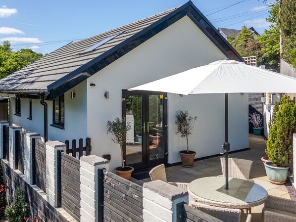 Outdoor dining - Beautiful  villa for 4 guests with WIFI, terrace and pets allowed (Newbridge)