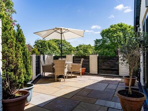 Outdoor dining - Beautiful  villa for 4 guests with WIFI, terrace and pets allowed (Newbridge)