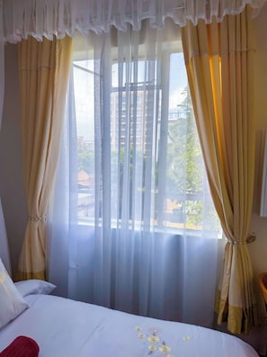 Iron/ironing board, WiFi, bed sheets