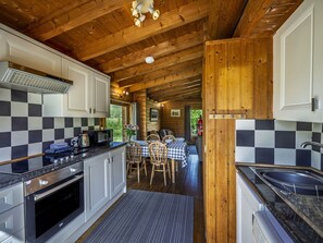 Microwave, oven, toaster - Beautiful  villa for 4 guests with hot tub, WIFI (Blairgowrie)