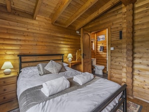 2 bedrooms, travel crib, free WiFi, bed sheets