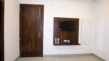 Deluxe Room | Desk, laptop workspace, free WiFi