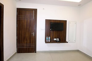 Deluxe Room | Desk, laptop workspace, free WiFi