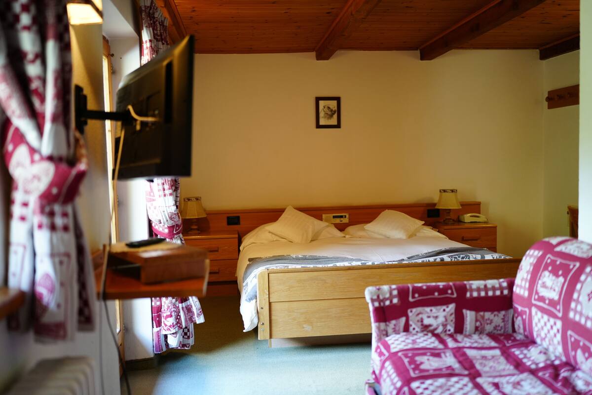Kamer, 1 twee- of 2 eenpersoonsbedden, balkon, uitzicht op bergen | Een kluis op de kamer, gratis wifi