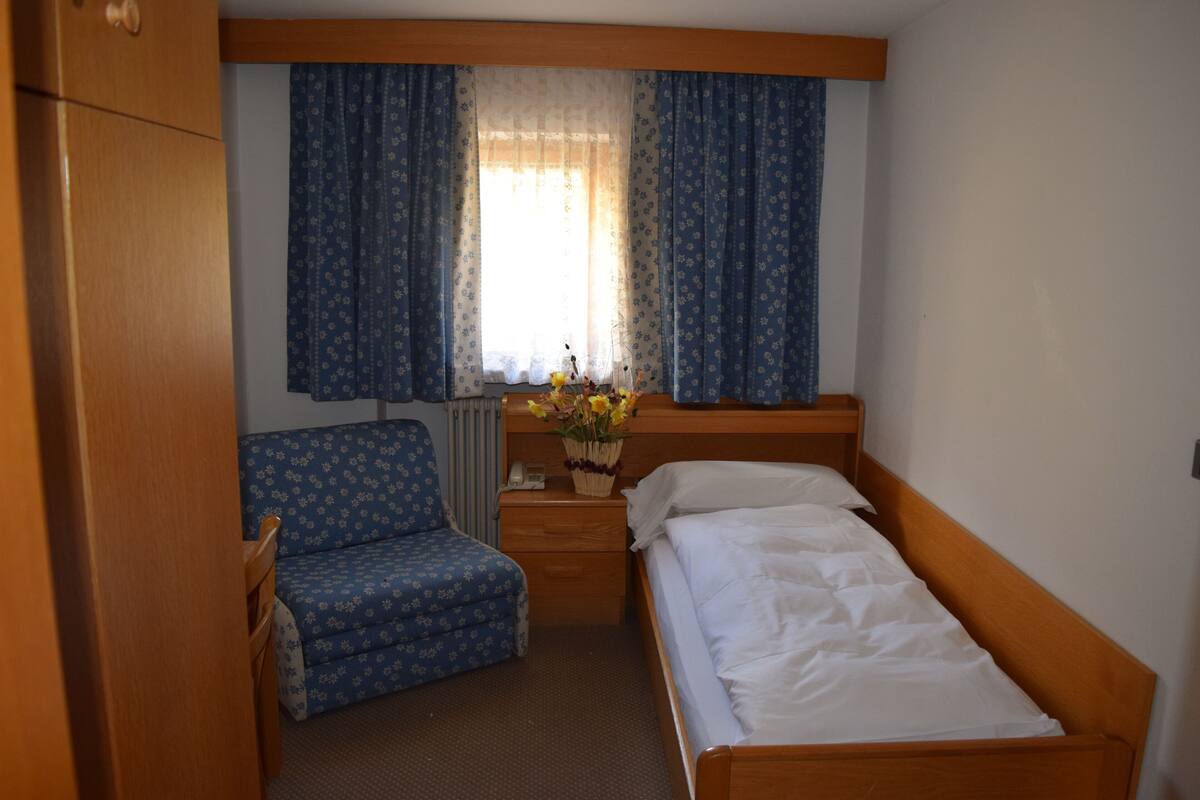 Eenpersoonskamer, uitzicht op bergen | Een kluis op de kamer, gratis wifi
