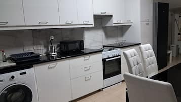 Kühlschrank, Mikrowelle, Ofen, Herdplatte