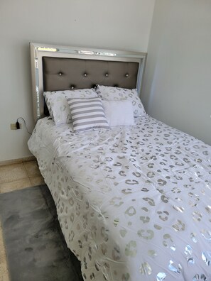 3 makuuhuonetta, silitysrauta/-lauta, Wi-Fi, vuodevaatteet