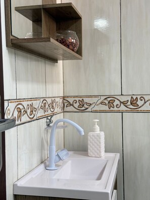 Superior Chalet, Garden View | Bathroom | Shower, toilet paper - Chalé Topázio (Monte Verde)