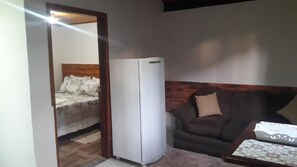 Eenvoudige chalet, uitzicht op tuin | Woonruimte