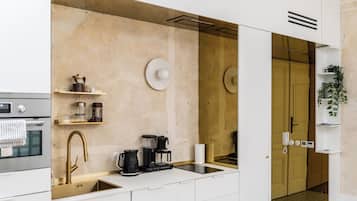 Departamento superior | Cocina privada | Refrigerador, microondas, horno y parrilla de estufa