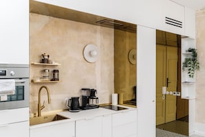 Superior Apartment | Private kitchen | Fridge, microwave, oven, stovetop