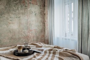 Individually decorated, individually furnished, desk, laptop workspace - Boheme Floriańska - LoftAffair (Kraków)