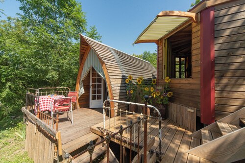 LES ROULOTTES DE RITA. En campagne proche du village. Piscine. Animaux acceptés!