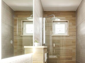 Villa (Six Bedroom Villa) | Baño | Ducha y toallas