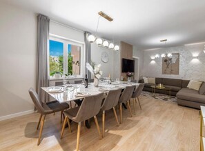 Villa (Six Bedroom Villa) | Salle à manger