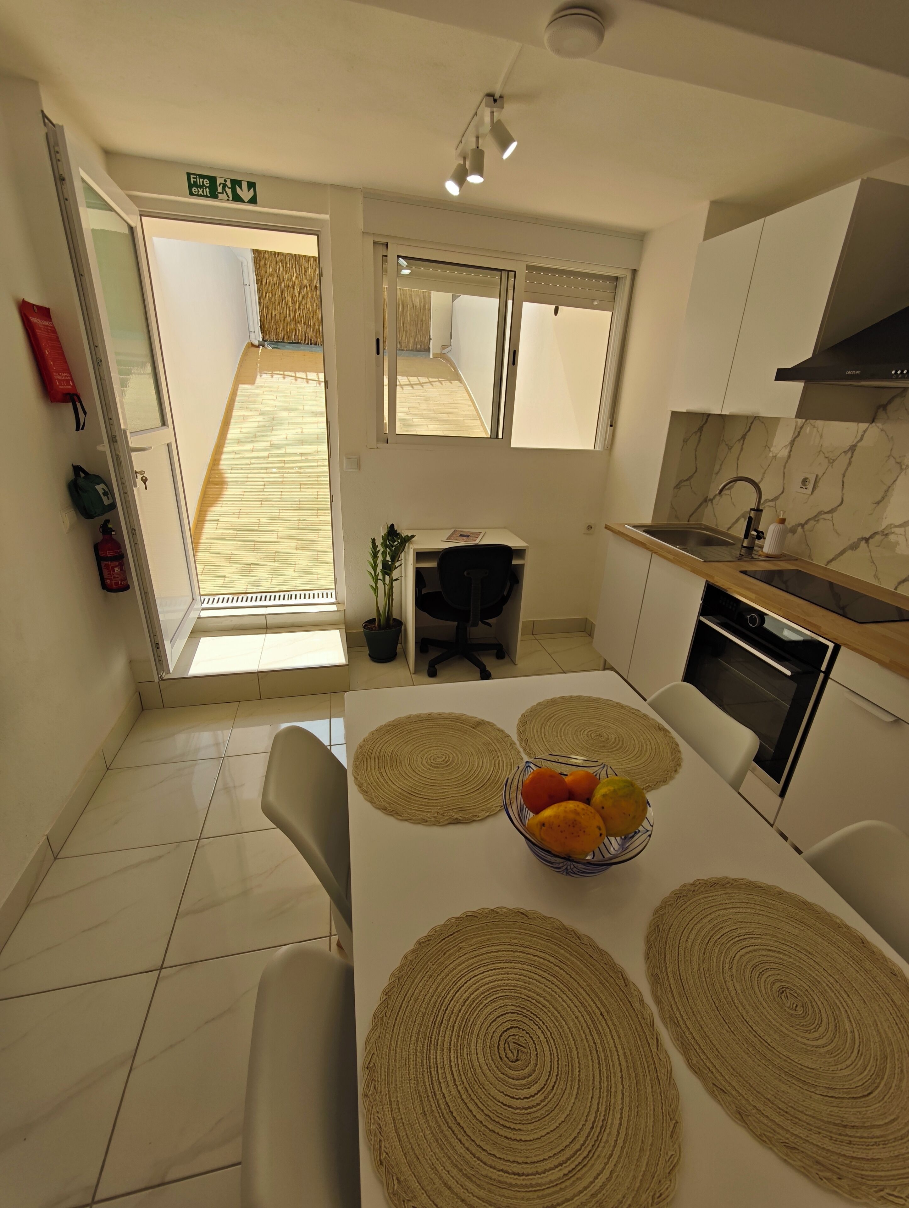 Kühlschrank, Ofen, Herdplatte, Wasserkocher