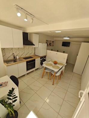 Fridge, oven, stovetop, electric kettle