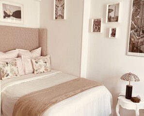 Skrivebord, strykejern/-brett, reiseseng for barn og wi-fi (inkludert)