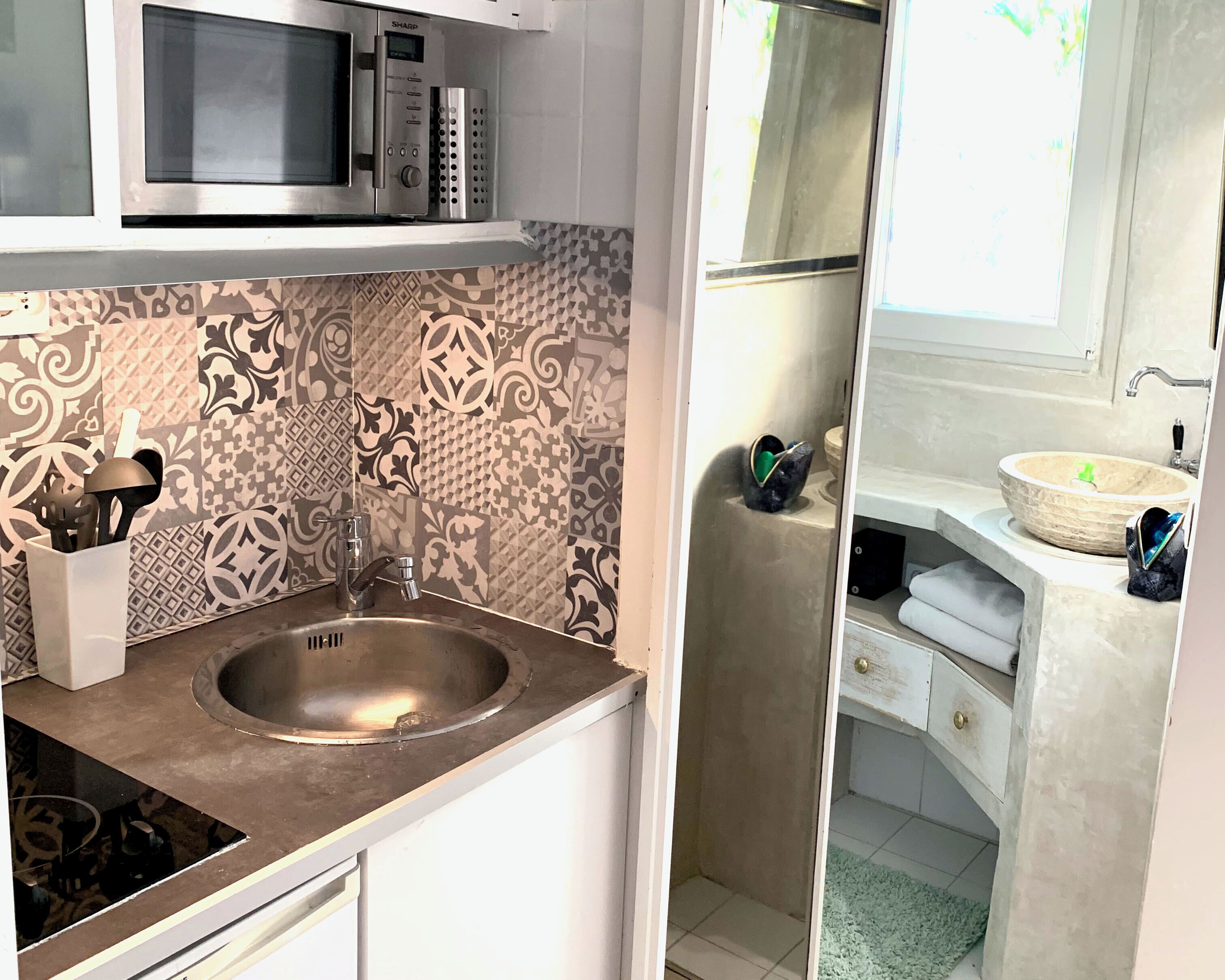 Een koelkast, een microgolfoven, een kookplaat