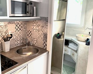 Kjøleskap, mikrobølgeovn, kokeplater og kaffetrakter/tekoker