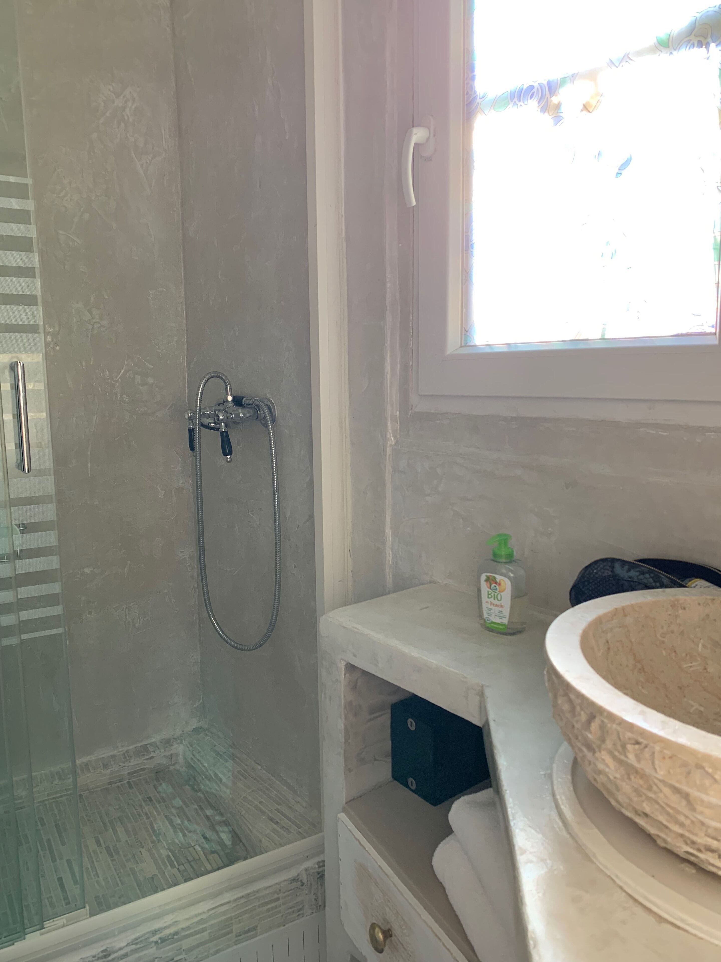 Articles de toilette écologiques, sèche-cheveux, serviettes fournies