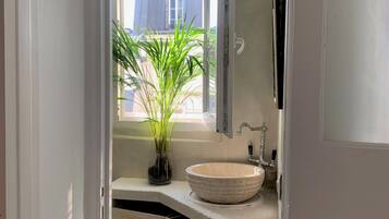 Articles de toilette écologiques, sÚche-cheveux, serviettes fournies