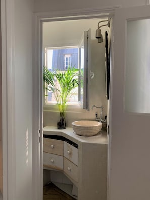 Articles de toilette écologiques, sÚche-cheveux, serviettes fournies