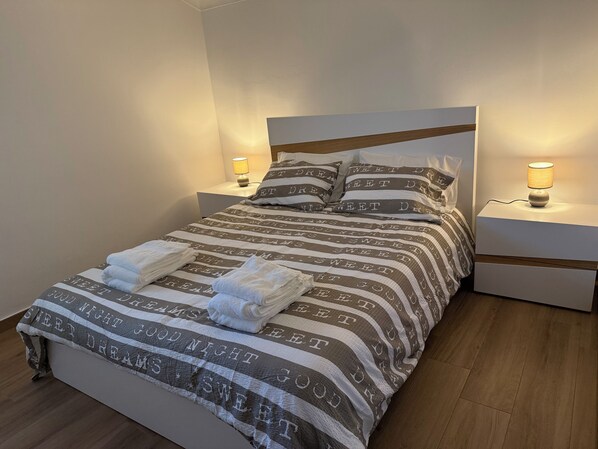 2 chambres, fer et planche à repasser, Wi-Fi gratuit, draps fournis